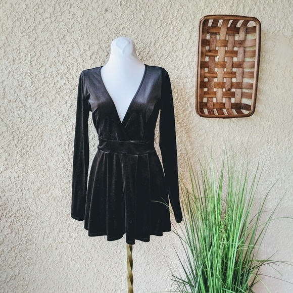 Lulu's deep v neck velvet romper - Picture 2 of 7